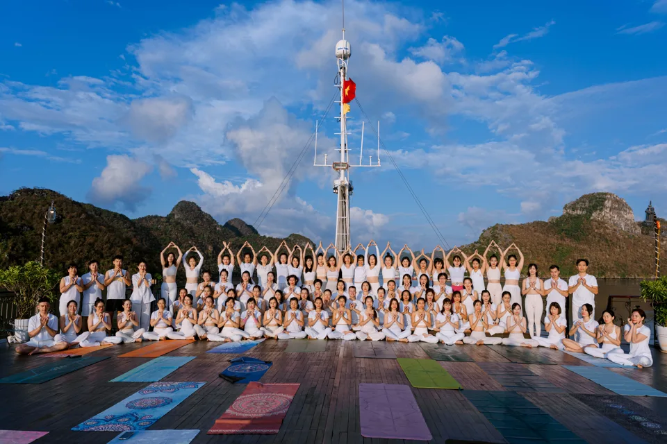 Cùng cộng đồng luyện tập yoga trên du thuyền