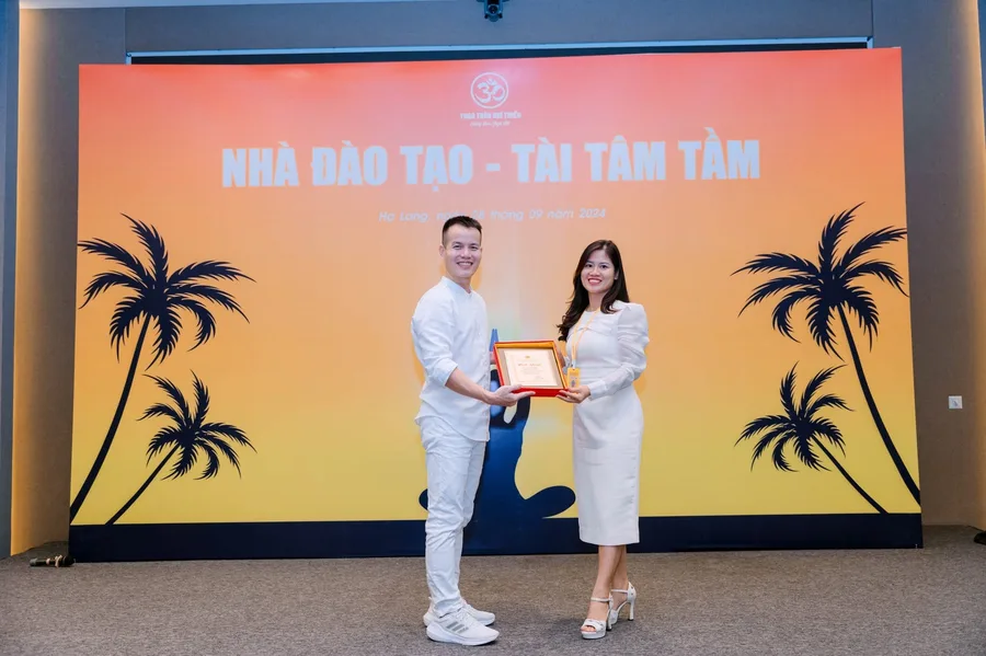 Nguyễn Giang nhận giấy chứng nhận Nhà đào tạo Tài Tâm Tầm