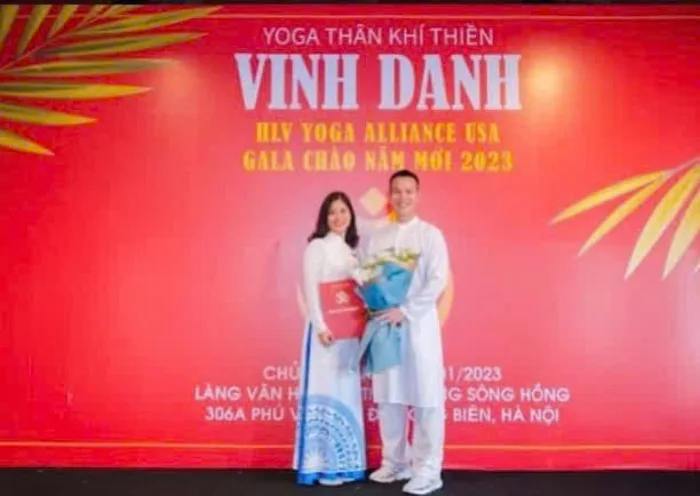 Nguyễn Giang nhận bằng 300H từ thầy
