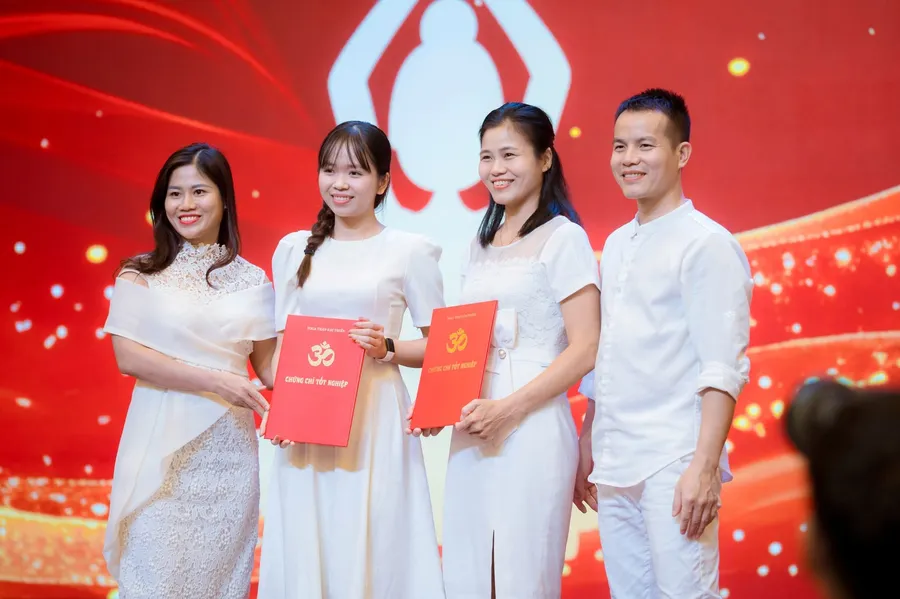 Nguyễn Giang cùng các HLV do mình đào tạo trong lễ vinh danh