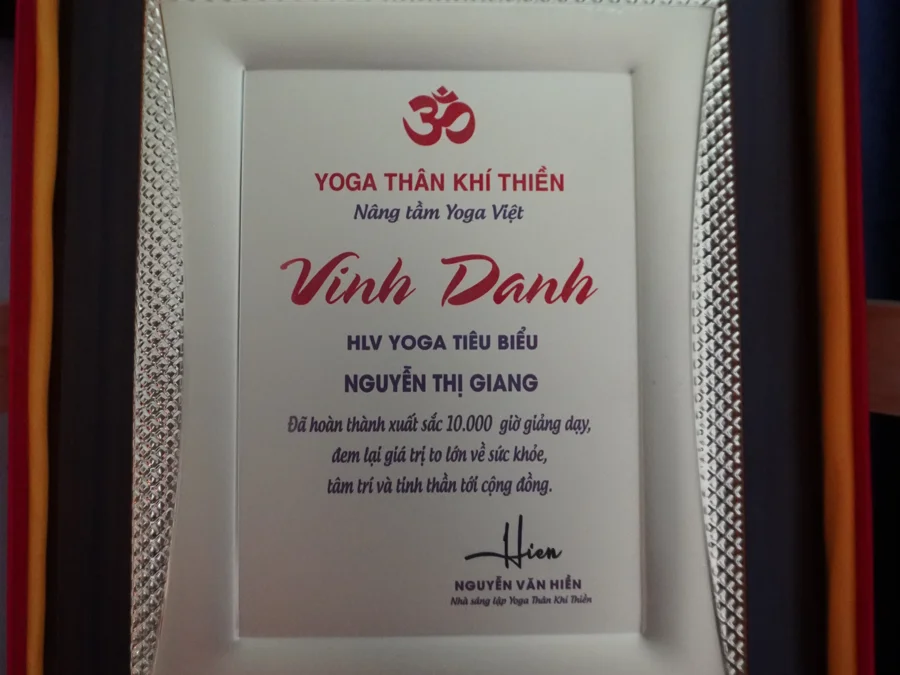 Bằng khen Vinh Danh HLV Yoga tiêu biểu Nguyễn Thị Giang, hoàn thành 10.000 giờ giảng dạy