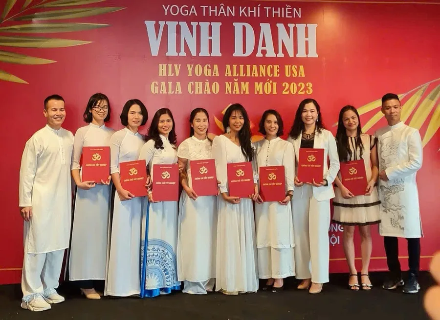 Vinh danh tốt nghiệp HLV Yoga 300H cùng các học viên khác